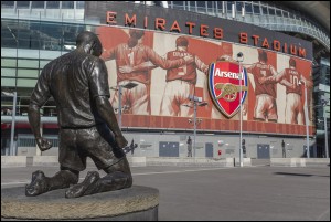 Thierry-Henry-bronze-statue-outside-the-south-Clock-End-of-the-Emirates-Stadium.-Home-of-the-Arsenal-Football-Club-London-United-Kingdom