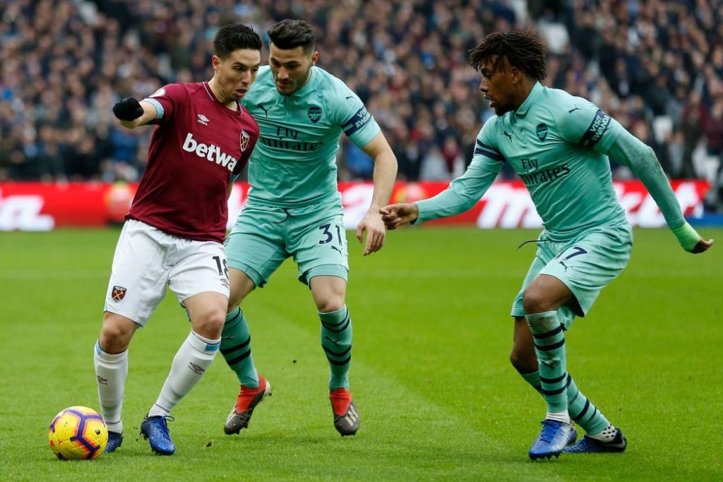 Nasri face à la défense d'Arsenal