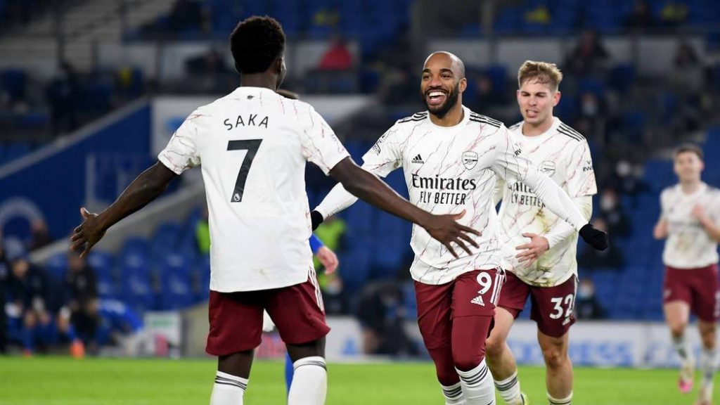 Saka et Lacazette célèbrent le but du Francais face à Brighton